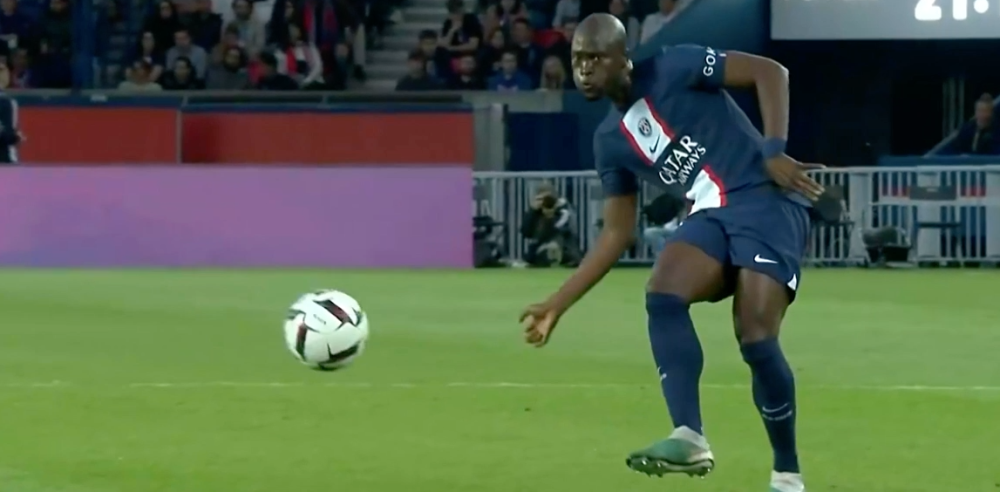  巴黎主场三球完胜里昂，姆巴佩双响建功  