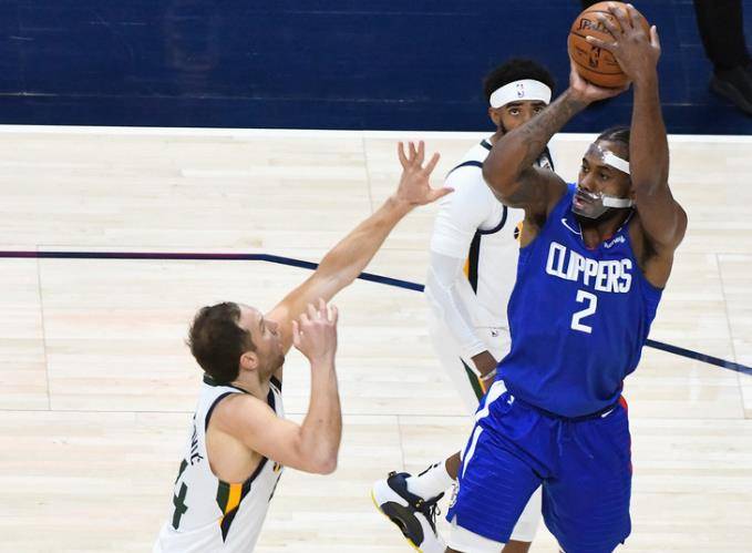  康利精准传导盘活全队，爵士团队篮球击败快船夺胜  